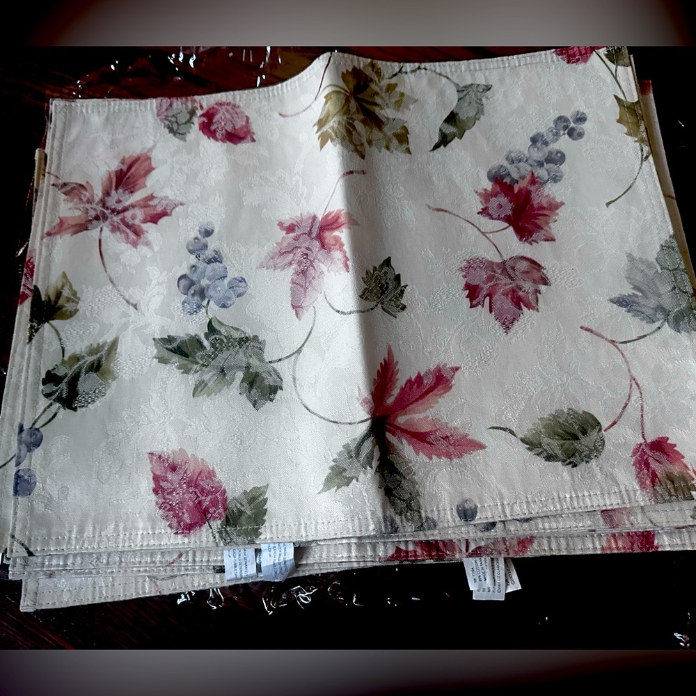 Set of 8 Ivory Placemats with Leaf Tuscan Print